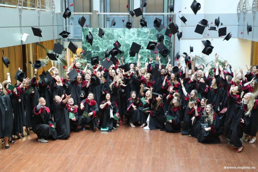 MGIMO Business School graduates receive their diplomas